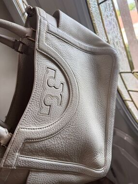 Tory Burch White Pebbled Leather Shoulder Bag with Logo Detail